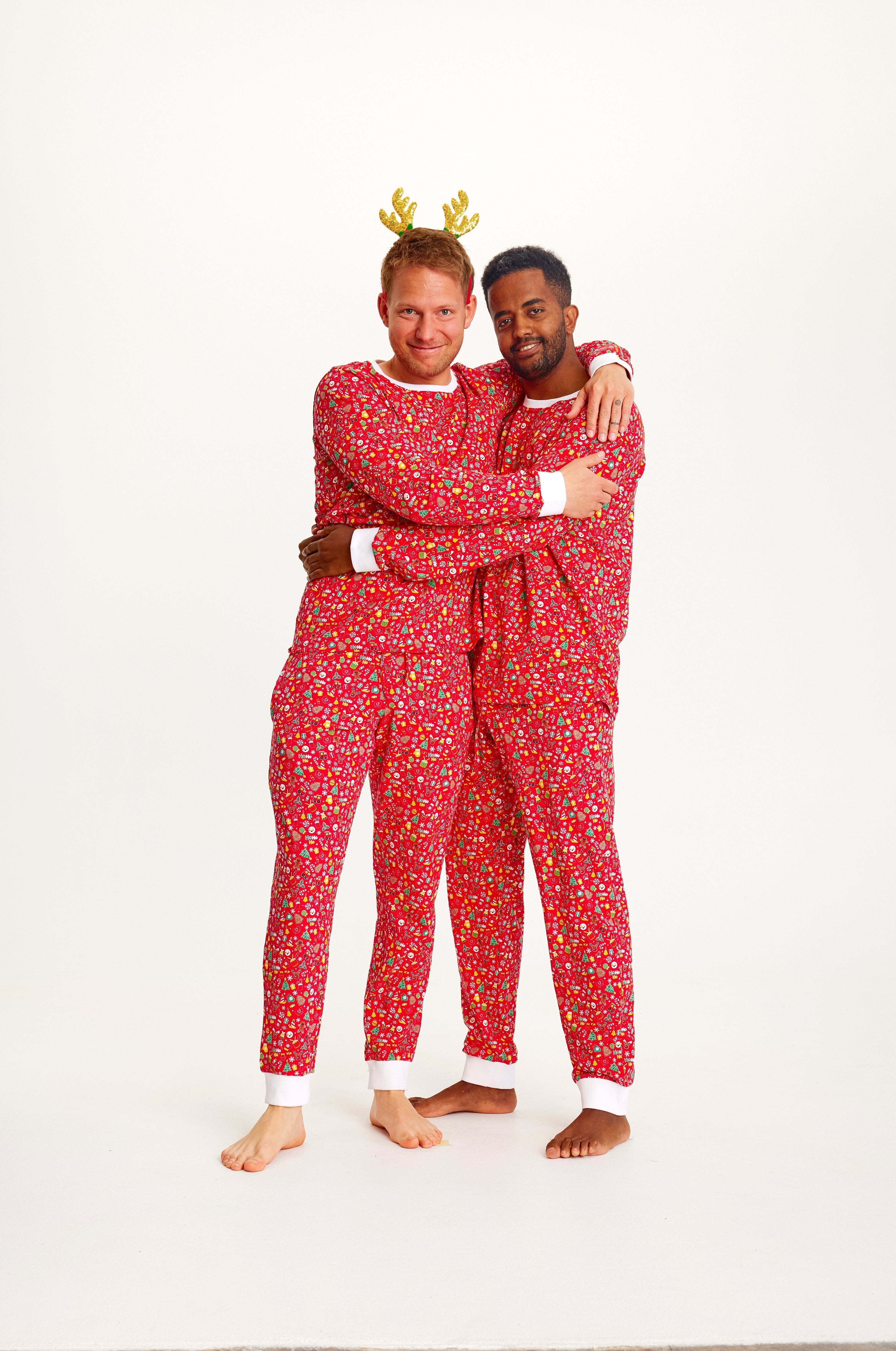 Een stel dat elkaar vasthoudt in een rode kerstpyjama.